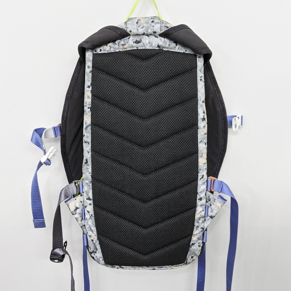 Rare Lululemon Run From Work Backpack Not So Petit Fleur Silver Spoon Camo - Picture 8 of 11